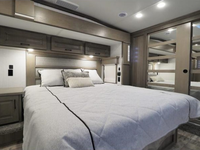 2022 DRV Mobile Suites 40KSSB4, $ 221,242