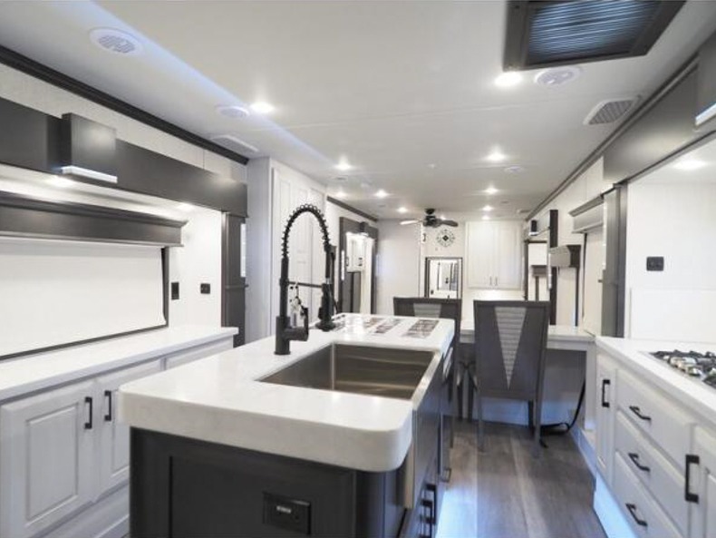 2022 DRV Mobile Suites 41FKMB, $ 233,076