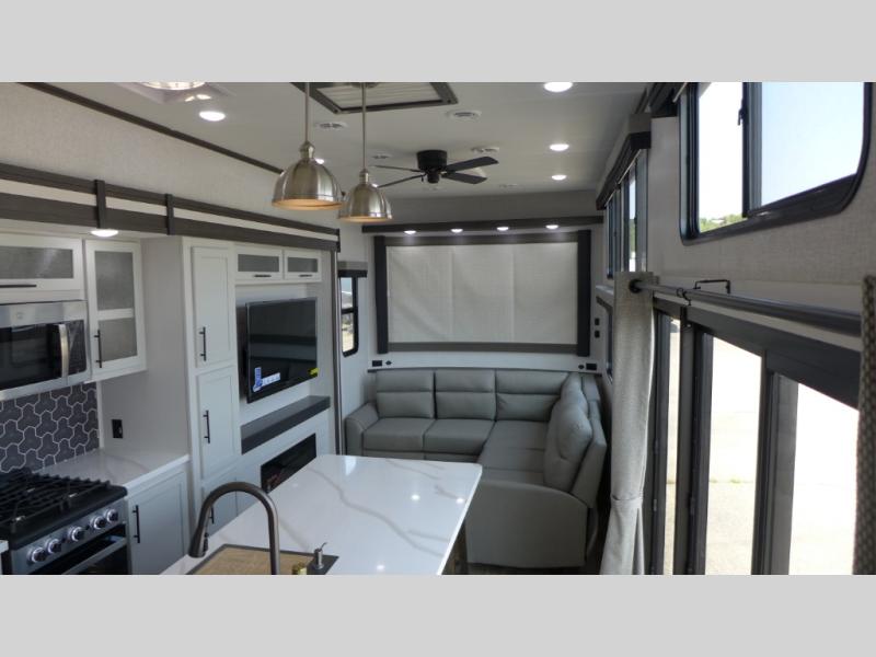 2025 CrossRoads Hampton HP395BAM, $ 69,999