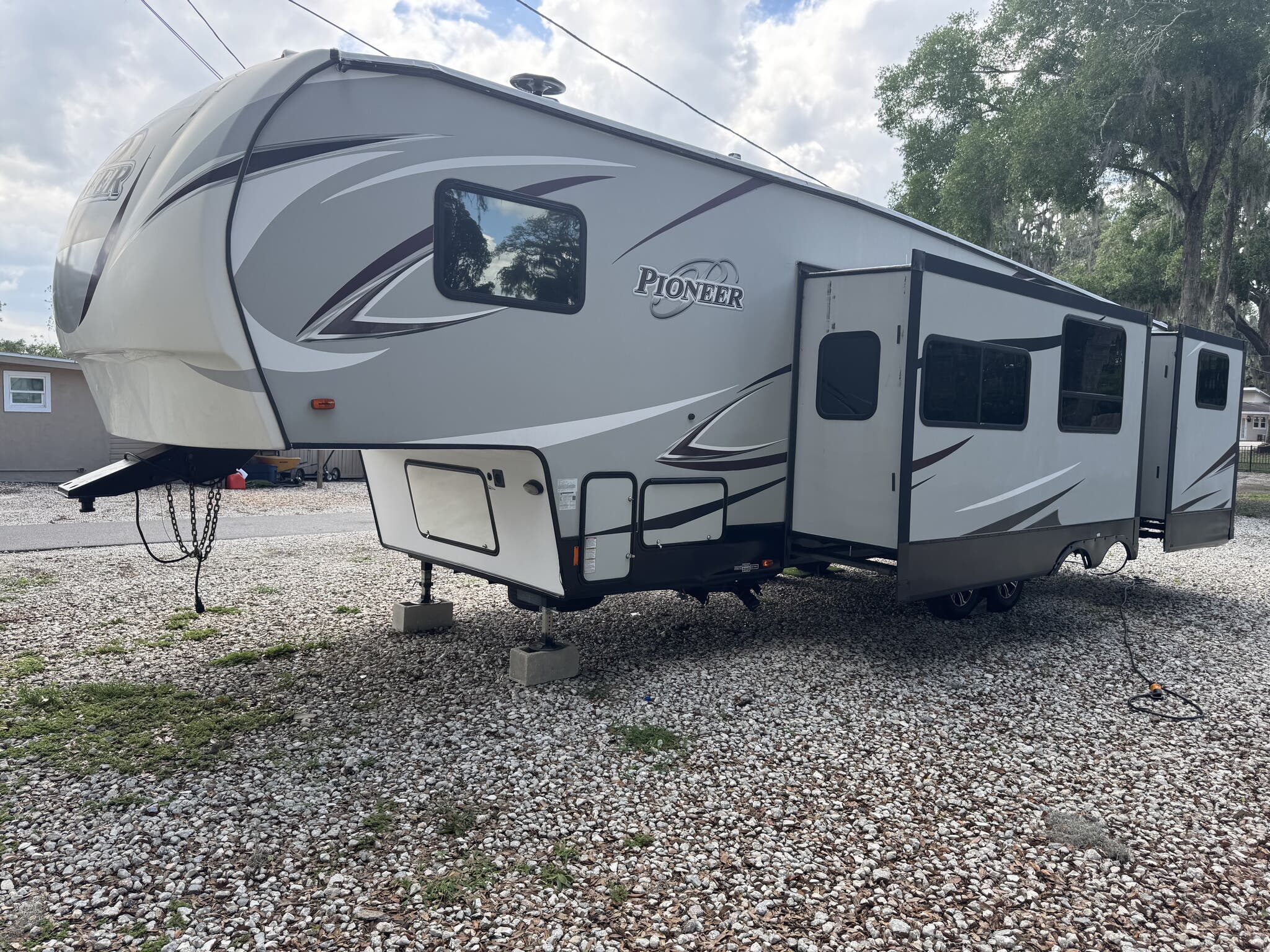 2019 Heartland Pioneer Fifth Wheel PI 322, $ 20,500