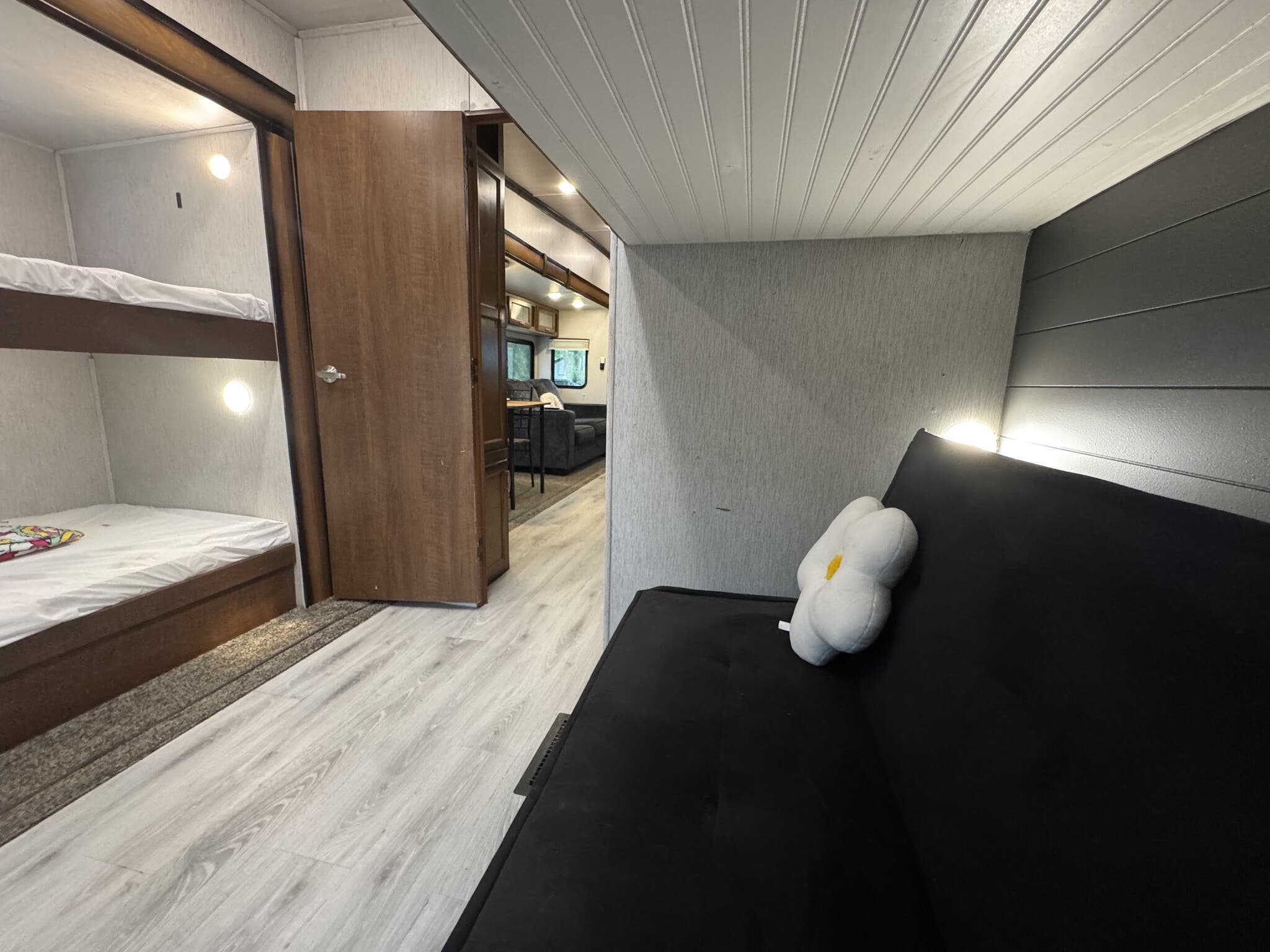 2019 Heartland Pioneer Fifth Wheel PI 322, $ 20,500