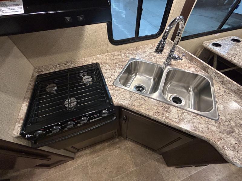2017 Thor Motor Coach Chateau 26B, $ 59,998