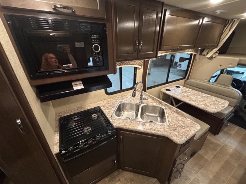 2017 Thor Motor Coach Chateau 26B, $ 59,998