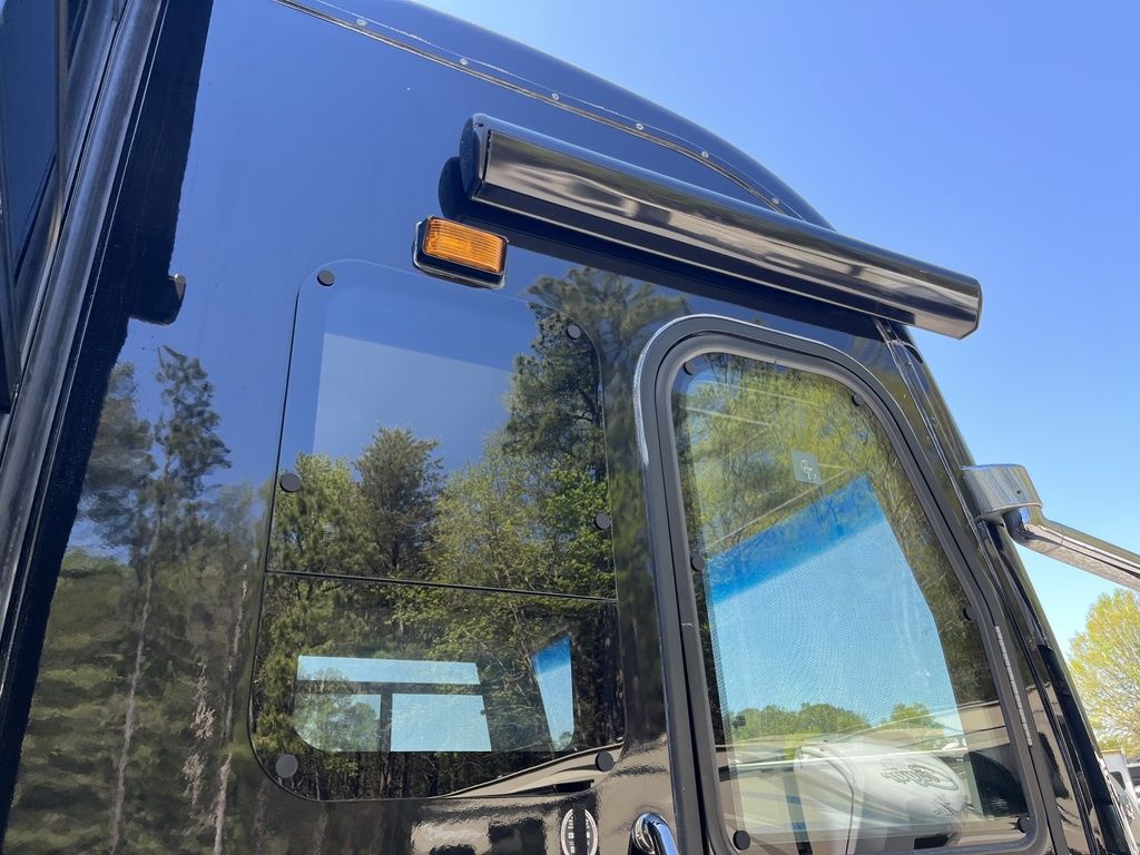 2012 American Coach Revolution 42W, $ 149,900