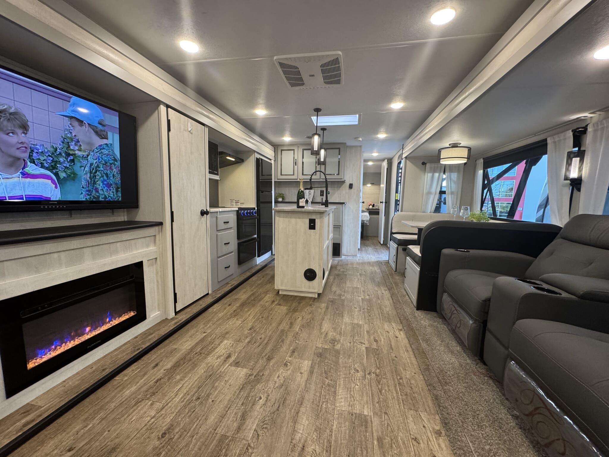 2023 Forest River Vibe 28RL, $ 26,690