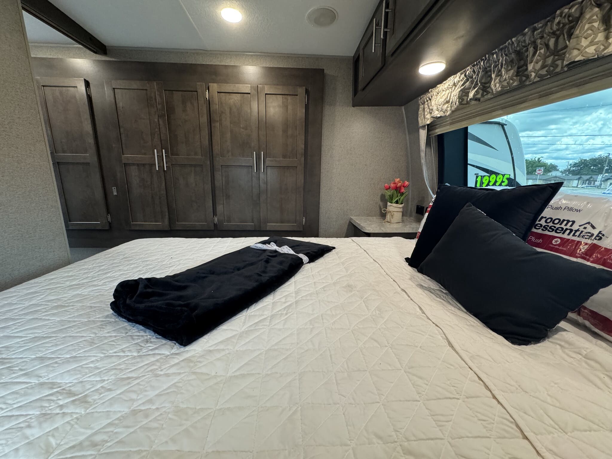 2019 Forest River Rockwood Ultra Lite 2910SB, $ 22,500