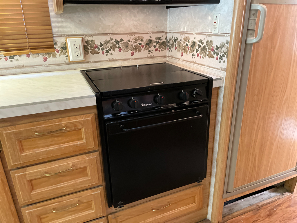 2000 Fleetwood Bounder® 34T, $ 10,195