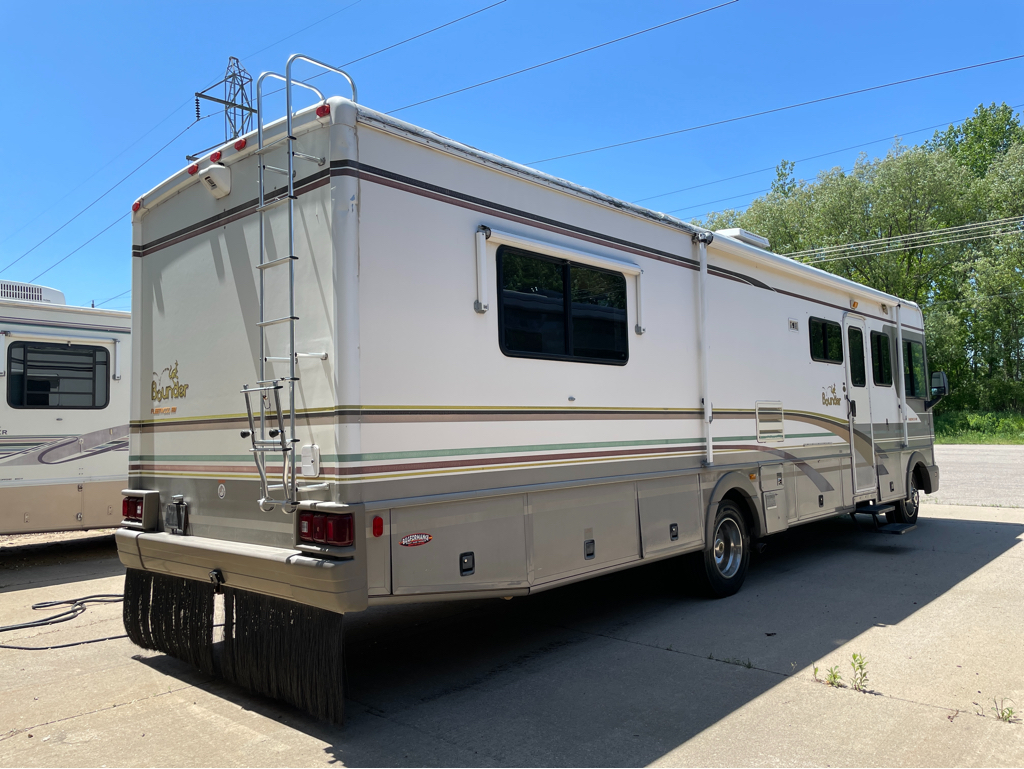 2000 Fleetwood Bounder® 34T, $ 10,195
