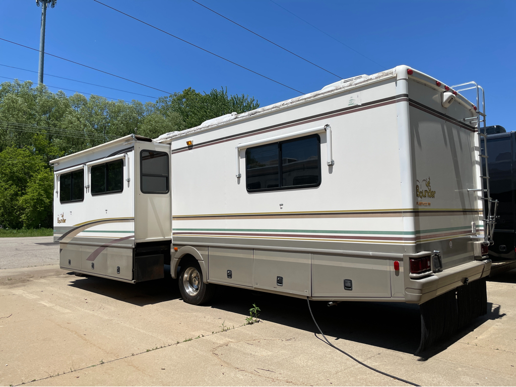 2000 Fleetwood Bounder® 34T, $ 10,195