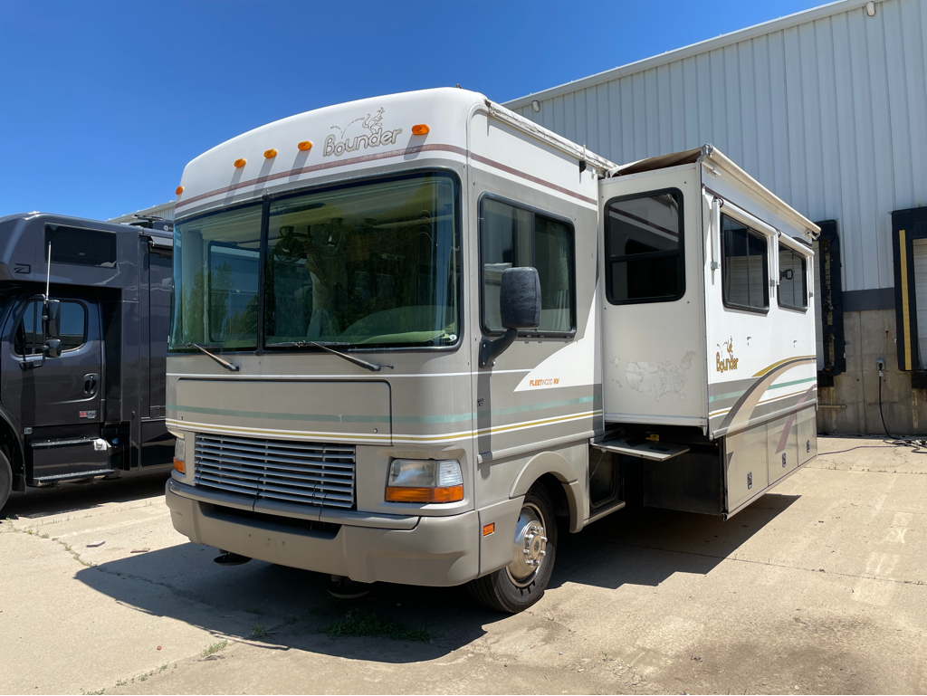 2000 Fleetwood Bounder® 34T, $ 10,195