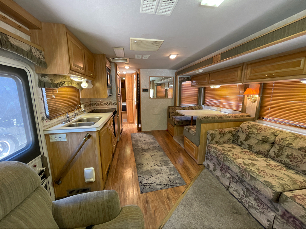 2000 Fleetwood Bounder® 34T, $ 10,195