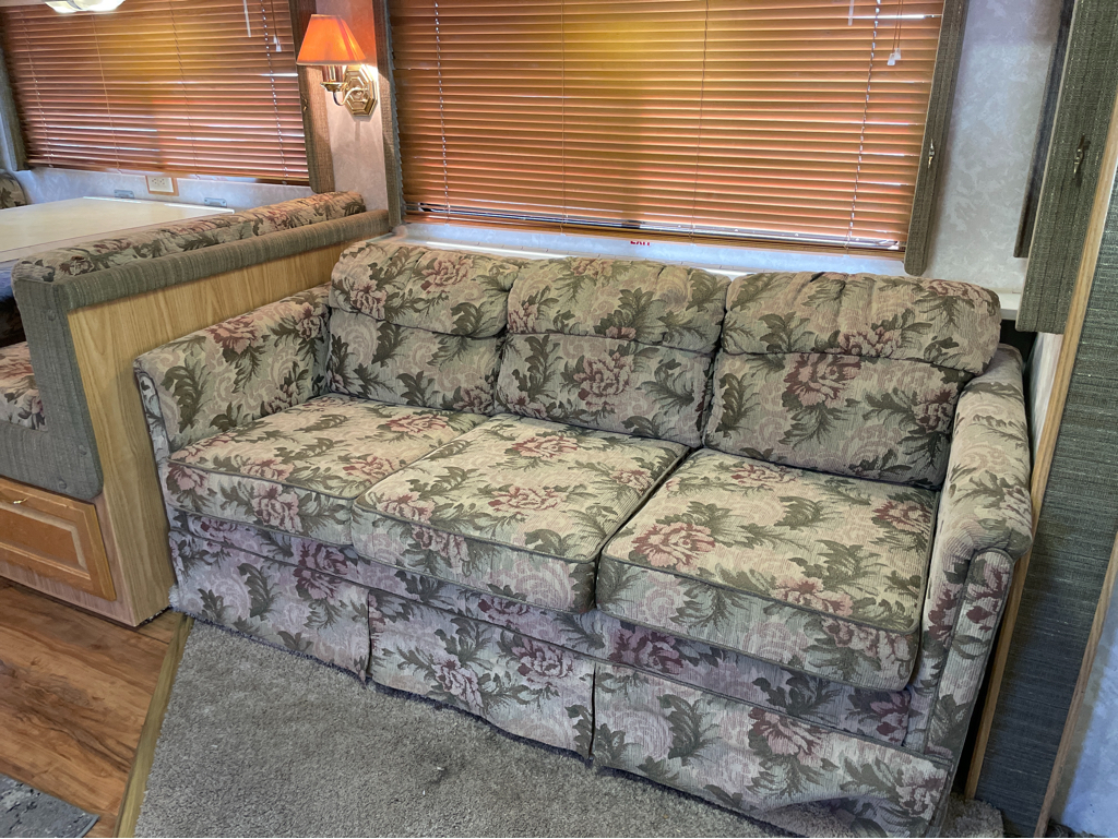 2000 Fleetwood Bounder® 34T, $ 10,195
