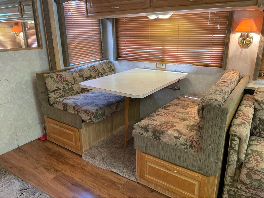 2000 Fleetwood Bounder® 34T, $ 10,195