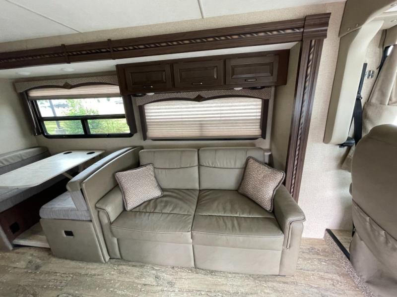 2018 Thor Motor Coach Hurricane 31S, $ 69,990