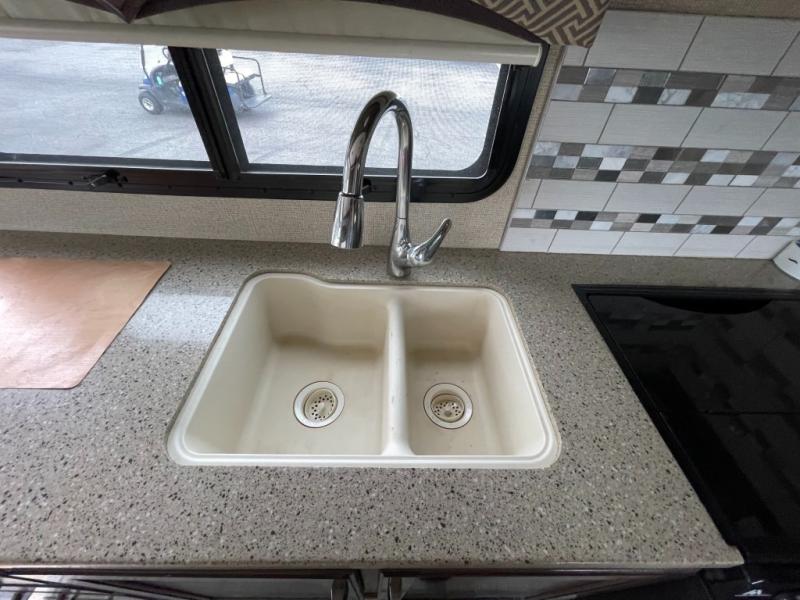 2018 Thor Motor Coach Hurricane 31S, $ 69,990