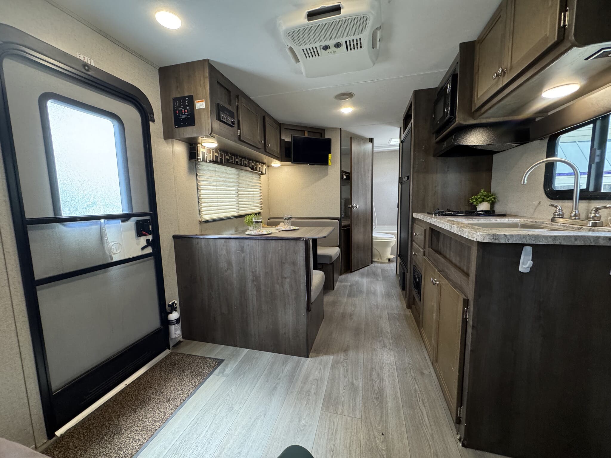 2019 Dutchmen Coleman Light LX 2125BH, $ 9,995