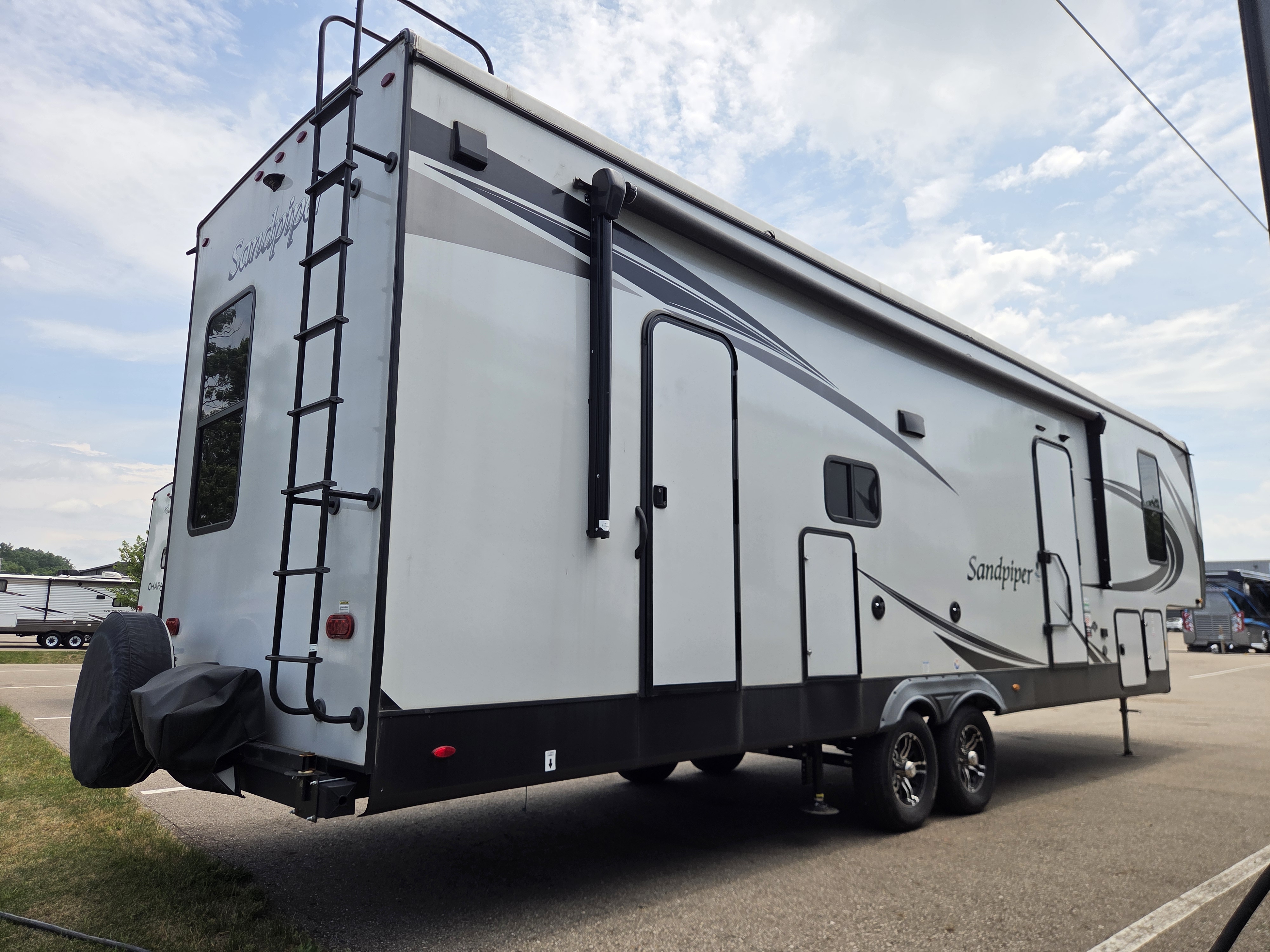 2022 Forest River Sandpiper 3330BH, $ 54,995