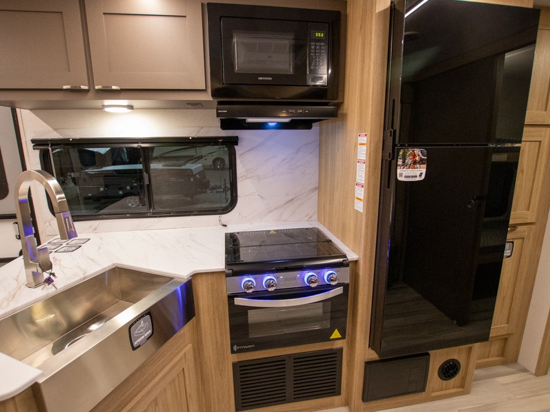 2025 Cruiser RV Avenir 32BH, $ 29,990