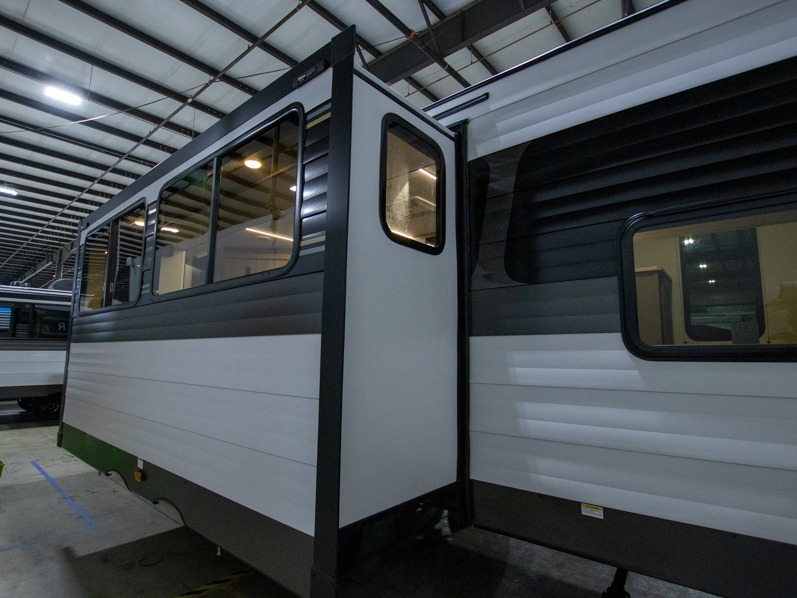 2025 Cruiser RV Avenir 32BH, $ 29,990