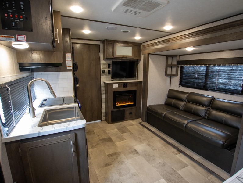 2021 Dutchmen Coleman Light 1805RB, $ 0