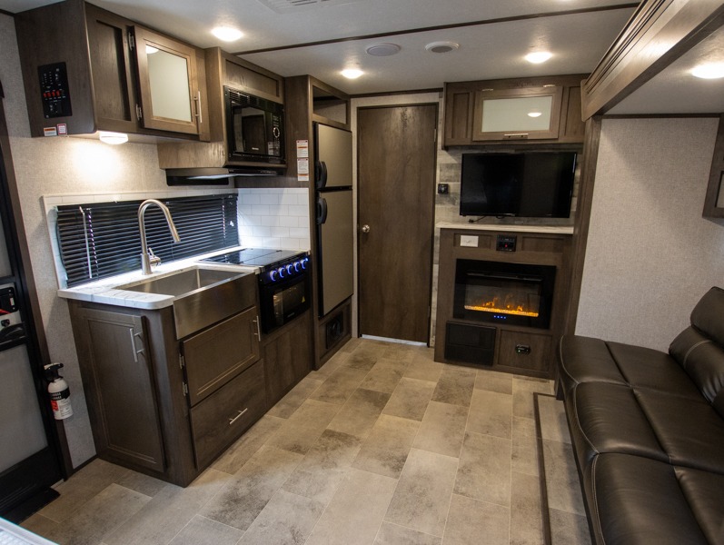 2021 Dutchmen Coleman Light 1805RB, $ 0