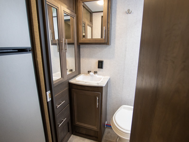 2021 Dutchmen Coleman Light 1805RB, $ 0