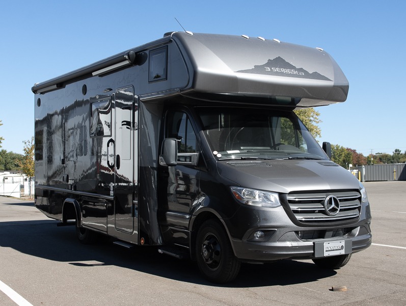 2025 Dynamax Isata 3 Series 24SSSFXM, $ 159,990