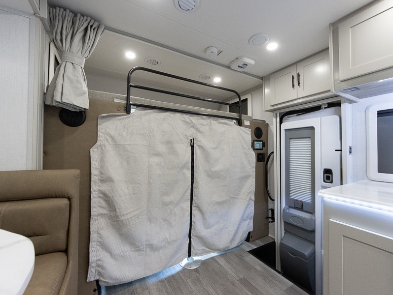 2025 Dynamax Isata 3 Series 24SSSFXM, $ 159,990