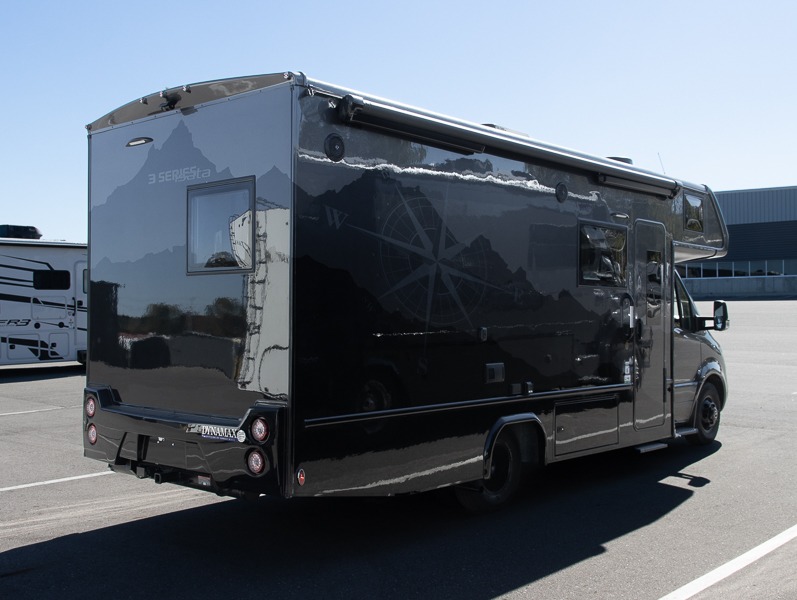 2025 Dynamax Isata 3 Series 24SSSFXM, $ 159,990