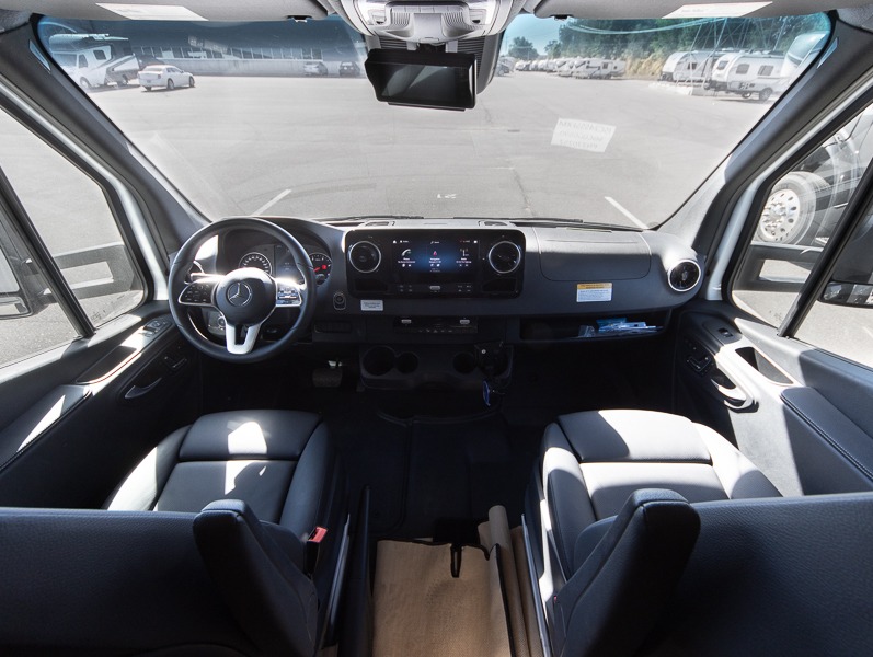 2025 Dynamax Isata 3 Series 24SSSFXM, $ 159,990