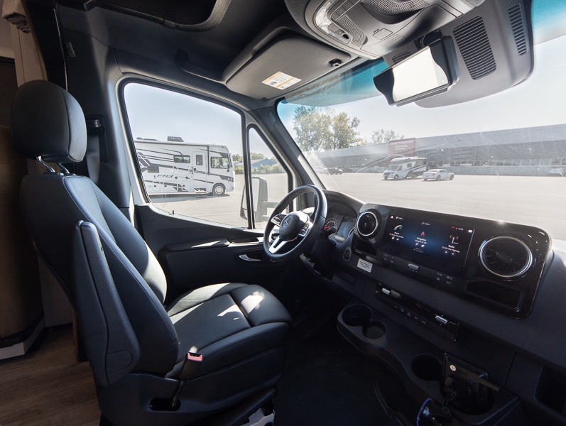 2025 Dynamax Isata 3 Series 24SSSFXM, $ 159,990