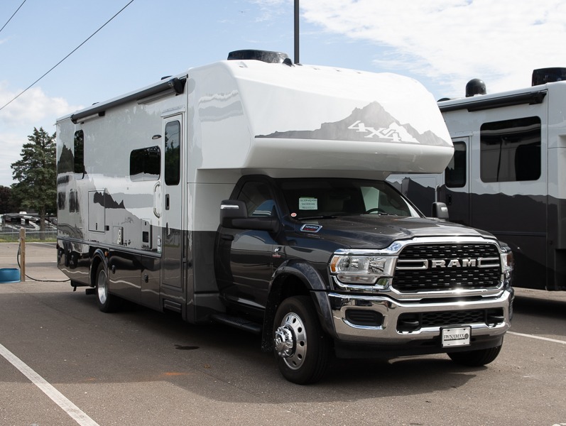 2025 Dynamax Isata 5 Series 30FW, $ 224,990