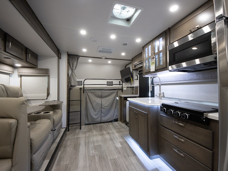 2025 Dynamax Isata 5 Series 30FW, $ 224,990