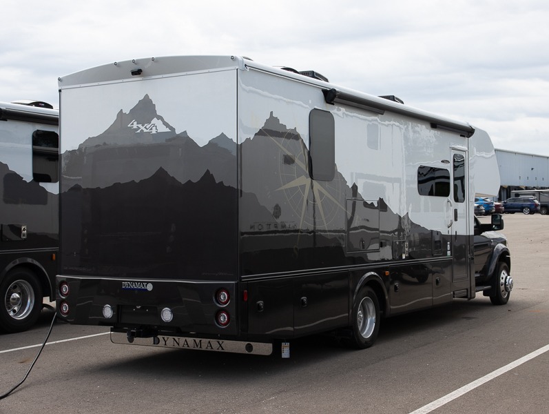 2025 Dynamax Isata 5 Series 30FW, $ 224,990