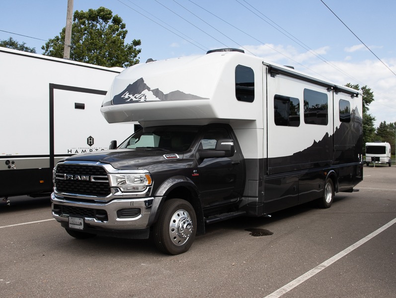 2025 Dynamax Isata 5 Series 30FW, $ 224,990