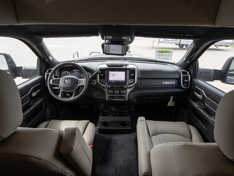 2025 Dynamax Isata 5 Series 30FW, $ 224,990