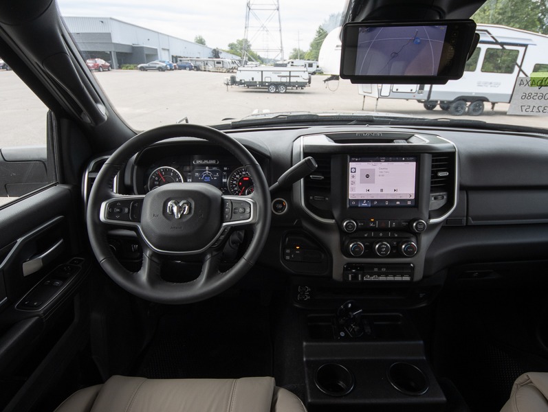 2025 Dynamax Isata 5 Series 30FW, $ 224,990