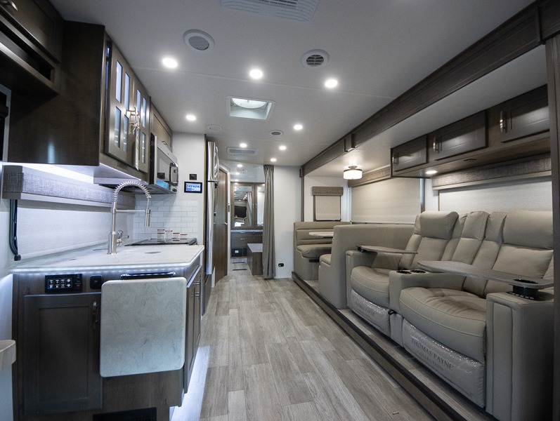 2025 Dynamax Isata 5 Series 30FW, $ 224,990