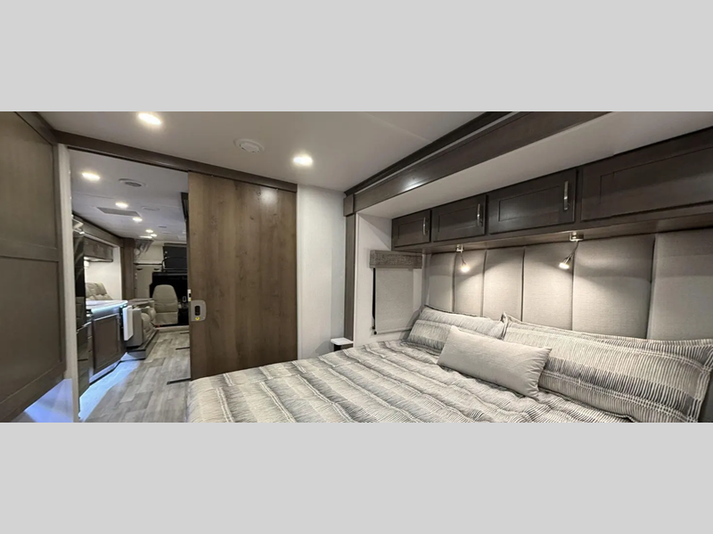 2025 Dynamax Europa 32KD, $ 350,103