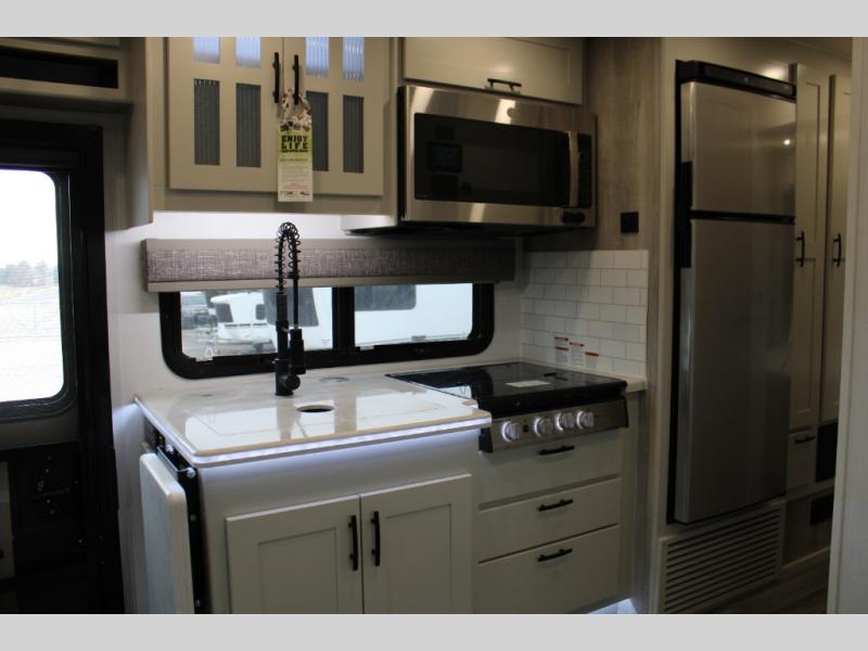 2024 Dynamax Isata 5 Series 28SS, $ 199,990