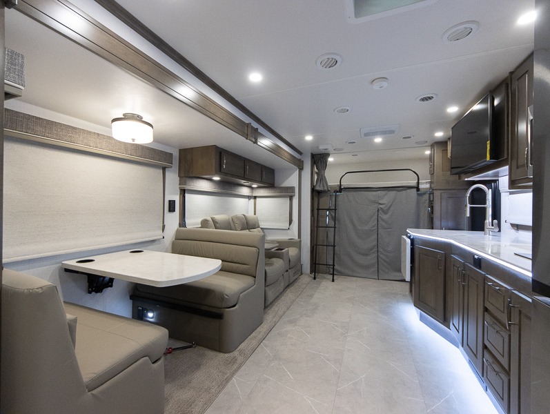 2024 Dynamax DynaQuest XL 3700RB, $ 349,990