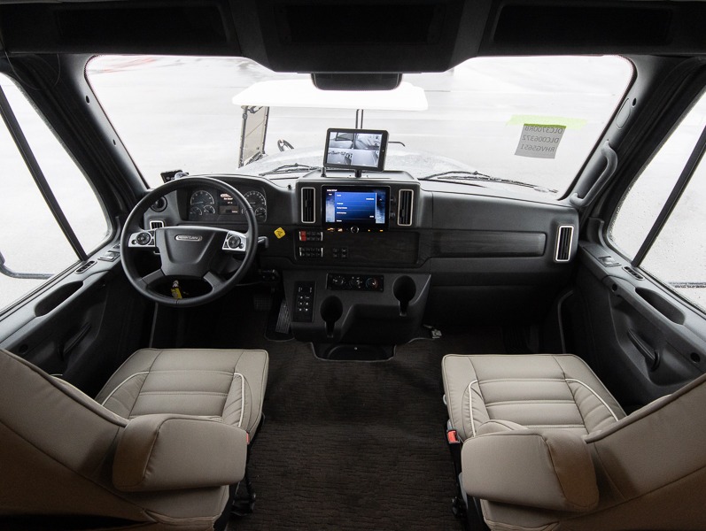 2024 Dynamax DynaQuest XL 3700RB, $ 349,990