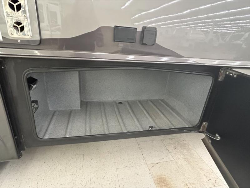 2023 Dynamax Isata 5 Series 28SS, $ 199,990