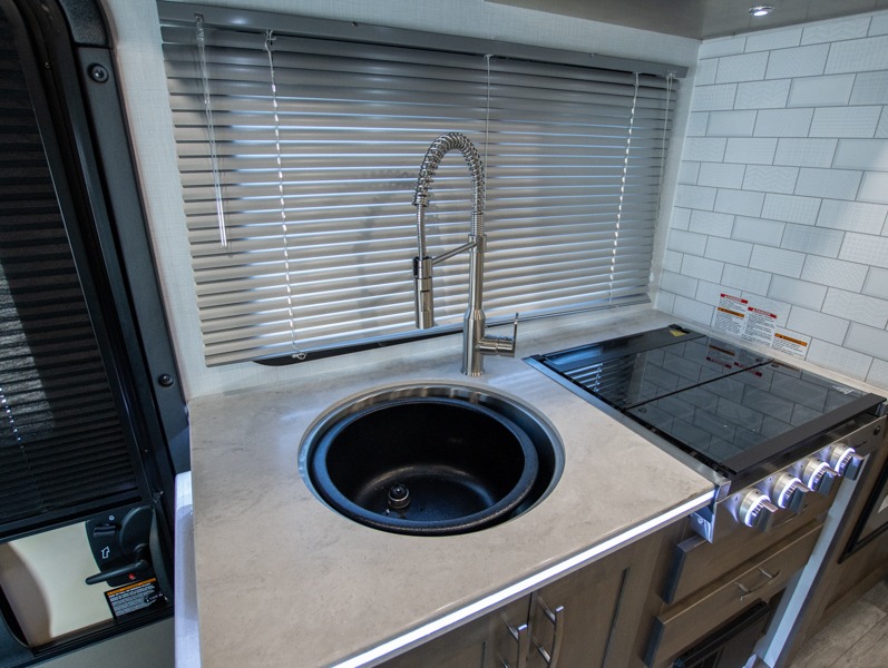 2023 Dynamax Isata3 24FW, $ 139,990