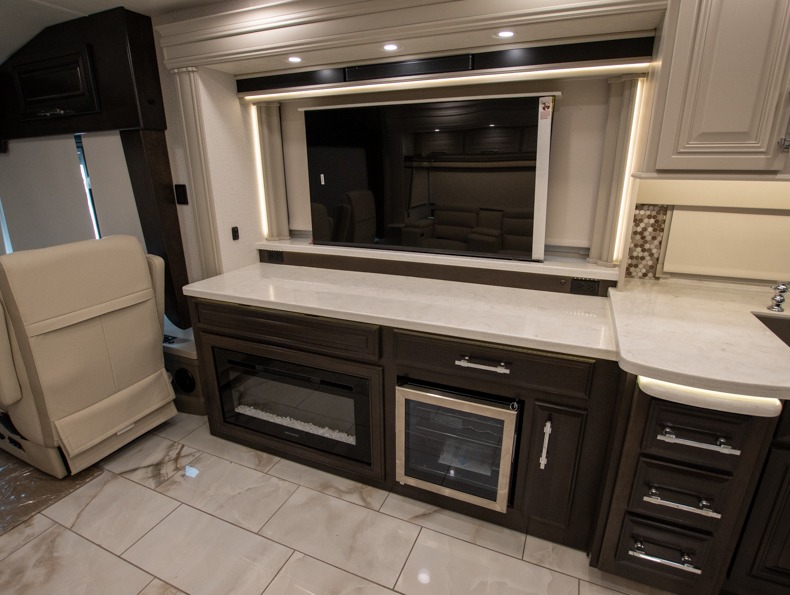 2026 Entegra Coach Anthem 44V, $ 828,280