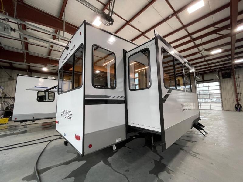 2025 Forest River Cherokee Arctic Wolf Suite 3250 , $ 95,800