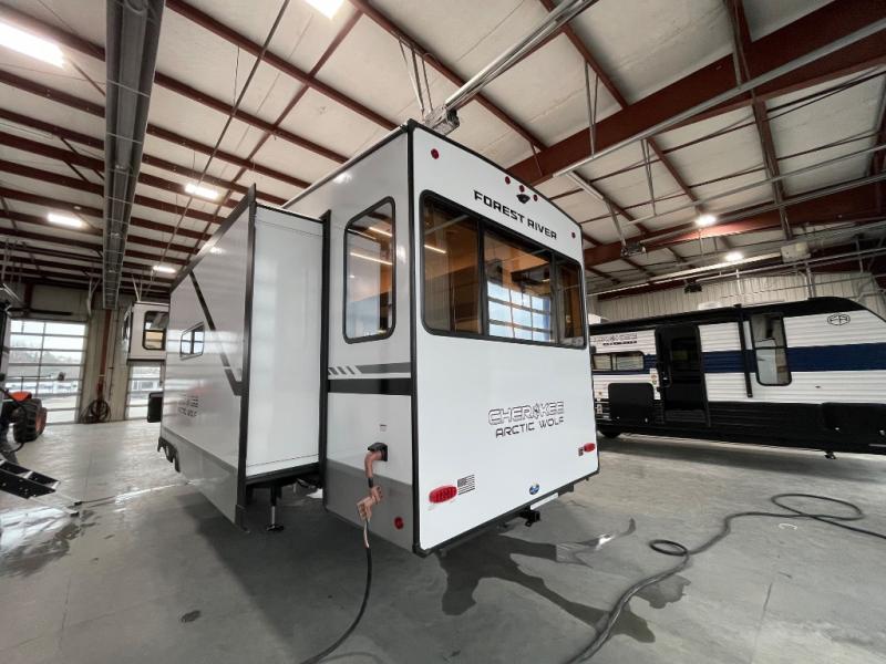 2025 Forest River Cherokee Arctic Wolf Suite 3250 , $ 95,800