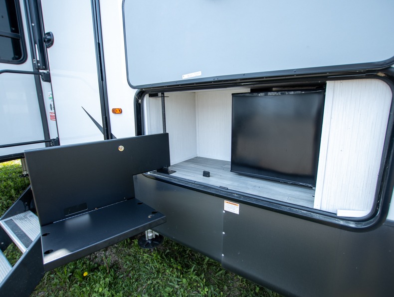 2022 Forest River Cedar Creek Champagne Edition 38, $ 0