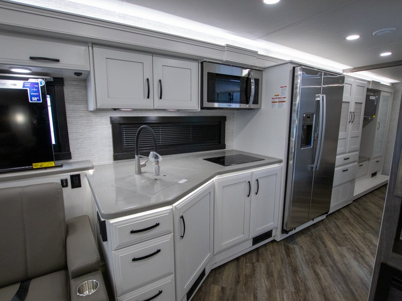 2025 Jayco Seneca 37M, $ 377,402