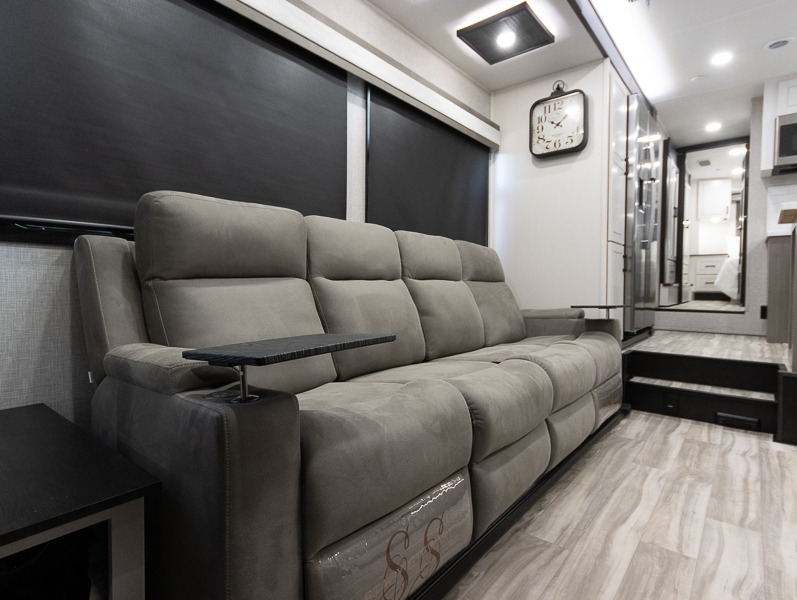 2025 Jayco Seismic Luxury Series 4113, $ 175,888